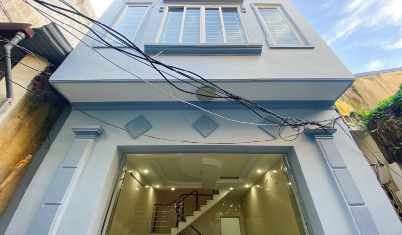 _Công năng: 3 PN, 2 wc, phòng thờ ,sân phơi. _Nhà nằm trong tuyến phố trung tâm, gần chợ an dương, gần trường C1 nguyễn bá ngọc ,C2 tô hiệu.,. thuận tiện đủ đường. Nhà sạch đẹp chỉ việc xách vali về ở. Ngõ trước cửa rộng 2,5 m , HS quay đầu,
