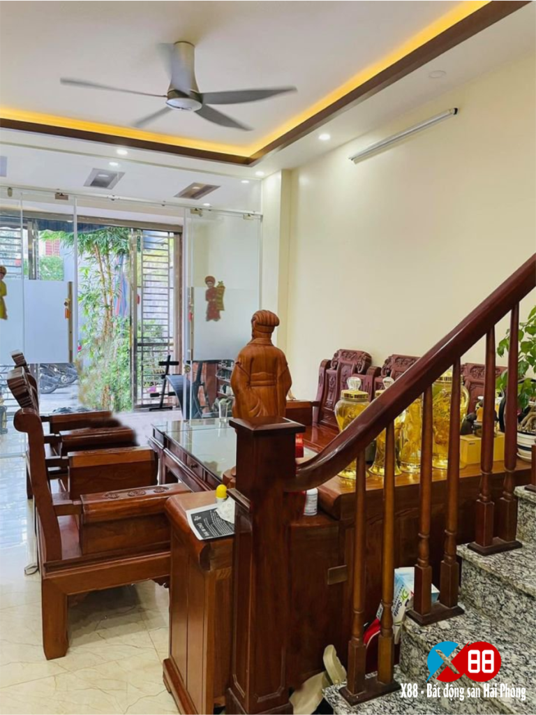 X118 - 013 BÁN NHÀ ĐƯỜNG KIỀU SƠN, OTO VÀO NHÀ  58.5M2 GIÁ CHỈ 2.95 TỶ THỎA THUẬN. Diện tích: 58.5 x 4 tầng. Hướng: TÂY. Giá: 2.95 thỏa thuận. Kết cấu: 4 tầng, Gồm: 4 phòng ngủ, 3 vệ sinh, 1 phòng thờ, phòng ăn, sân phơi, sân chơi - Nhà xây tâm huyết, thiết kế tỉ mỉ, mang phong cách hiện đại, sang trọng, sở hữu mặt tiền rộng các phòng bố trí hợp lý, rộng rãi, không gian vô cùng thoáng mát. - Nhà gara để xe riêng,đường rộng 6m , gần nhà có bãi đỗ xe rộng  100m -Nhà ra Văn Cao chỉ 5p vs đầy đủ tiện ích, gần trường, gần chợ…. Mọi chi tiết công việc xin liên hệ em  Hotline: 0916.550.688       ———- 𝐁𝐀̂́𝐓 Đ𝐎̣̂𝐍𝐆 𝐒𝐀̉𝐍 𝐗𝟖𝟖————           𝐊𝐡𝐨̛̉𝐢 𝐧𝐠𝐮𝐨̂̀𝐧 𝐚𝐧 𝐜𝐮̛- Đ𝐚̂̀𝐮 𝐭𝐮̛ 𝐯𝐮̛̃𝐧𝐠 𝐛𝐮̛𝐨̛́𝐜 .................................................................................. #số 19 đường 5B waterfront, Lê Chân, Hải Phòng #BĐSHP