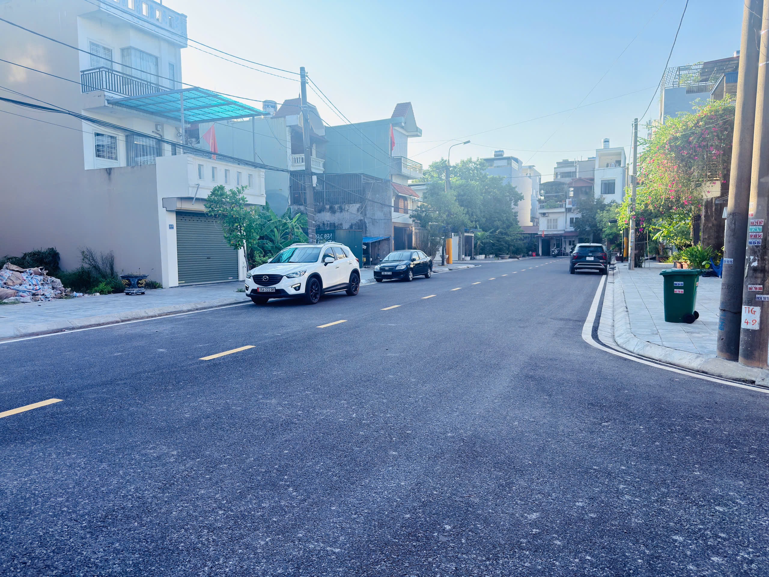 Đường trước lô đất Lê Chân Hải Phòng rộng 20m đã thảm nhựa, vỉa hè hai bên, ô tô đỗ dọc tuyến